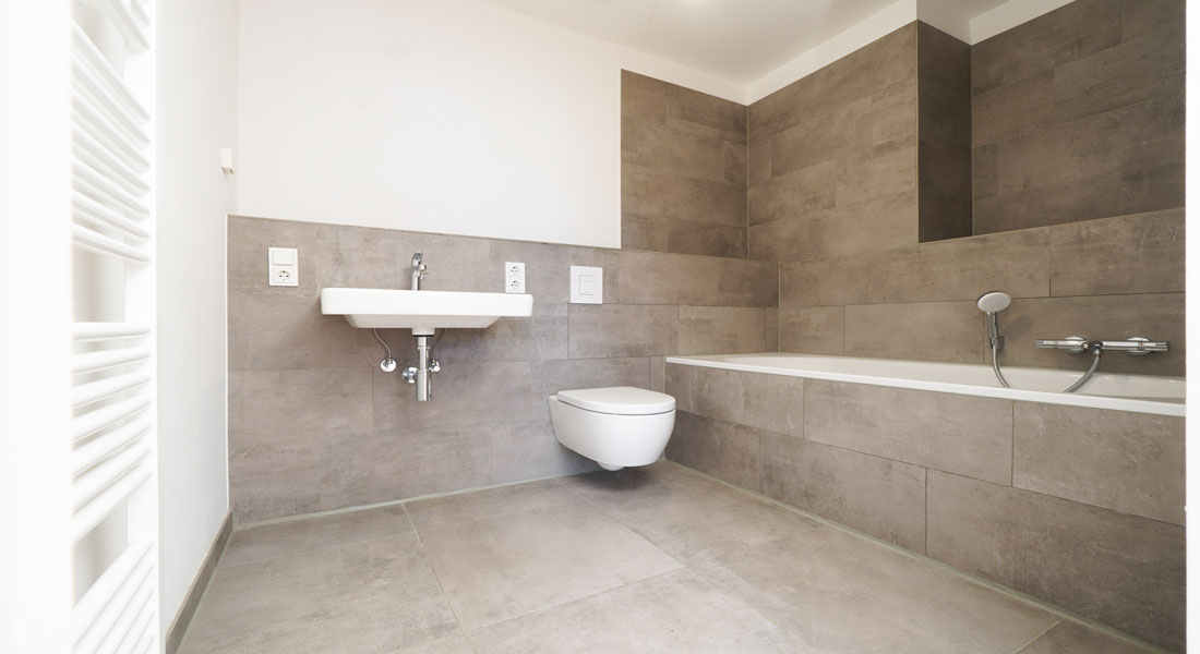 Bad mit Wanne, vom Schlafzimmer begehbar Bad mit Wanne, vom Schlafzimmer begehbar