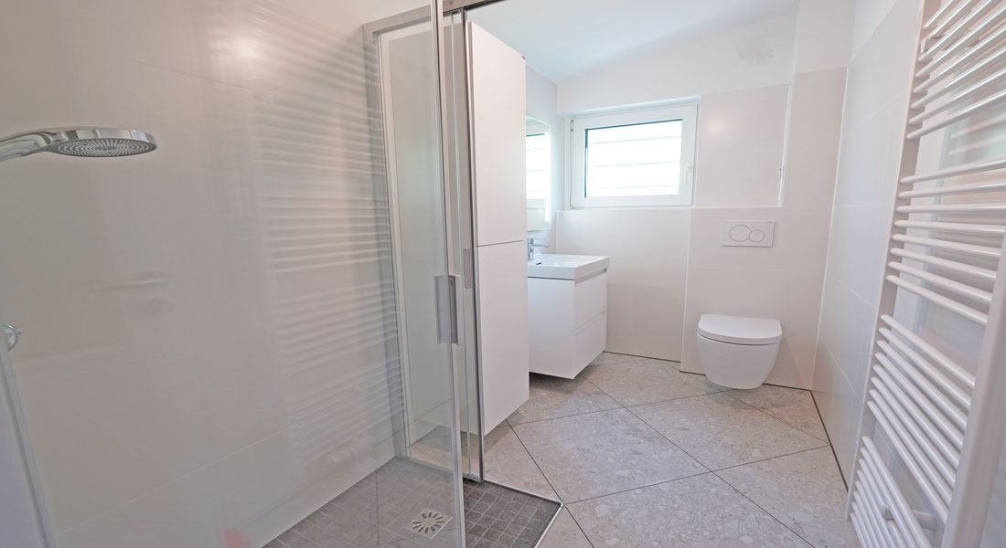 Modernes Duschbad mit Extras Modernes Duschbad mit Extras
