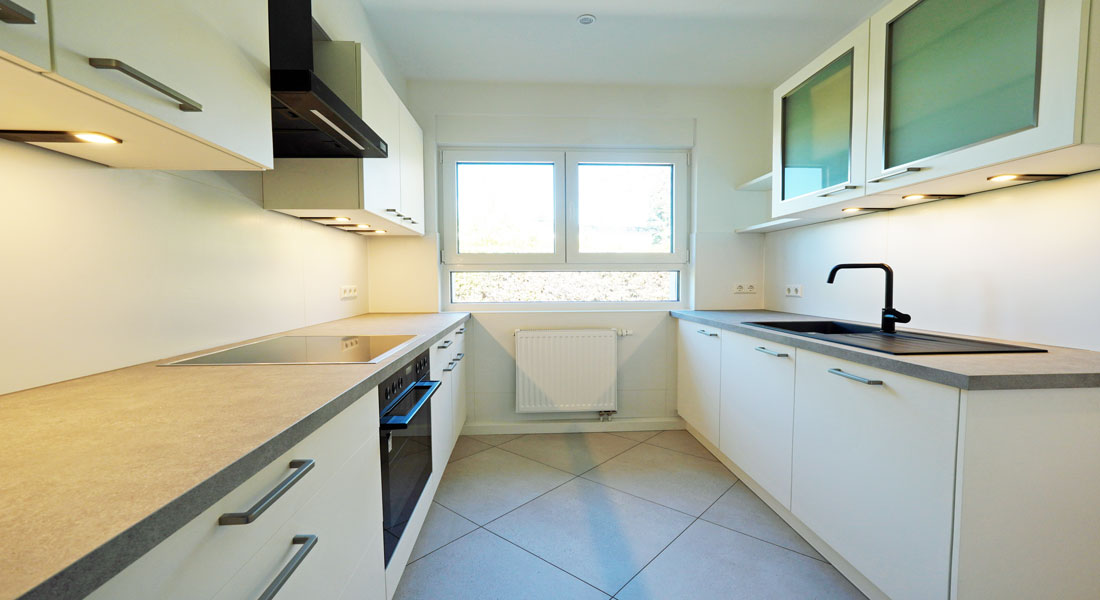 Moderne Einbauküche mit hochwertigen E-Geräten Moderne Einbauküche mit hochwertigen E-Geräten