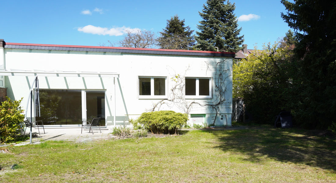 Rückasicht mit Terrasse und Garten Rückasicht mit Terrasse und Garten